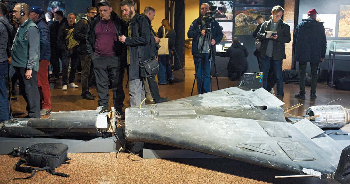 Russian Drone Attack Kills 14 at Ukrainian Train Station - 조선일보