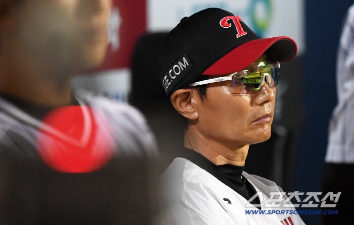 1일 잠실구장에서 열린 LG 트윈스와 NC 다이노스의 경기. 염경엽 감독이 생각에 잠겨 있다. 잠실=박재만 기자 pjm@sportschosun.com/2025.10.01