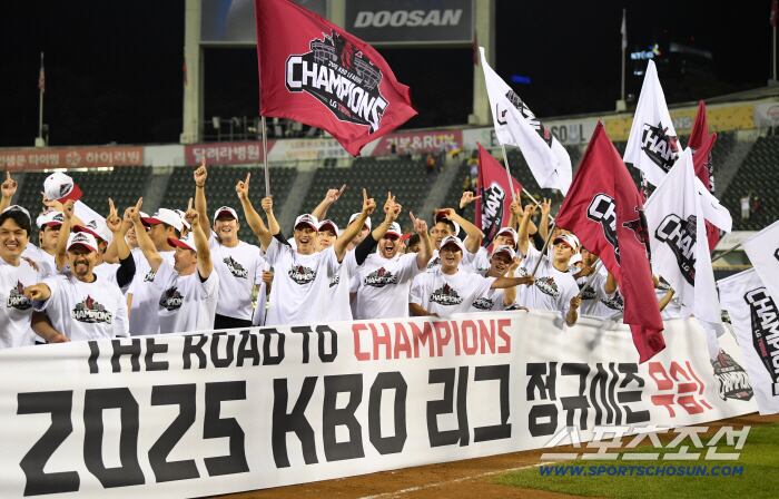 1일 잠실구장에서 정규리그 우승을 확정 지은 LG 트윈스 선수들이 기뻐하고 있다. 잠실=박재만 기자 pjm@sportschosun.com/2025.10.01