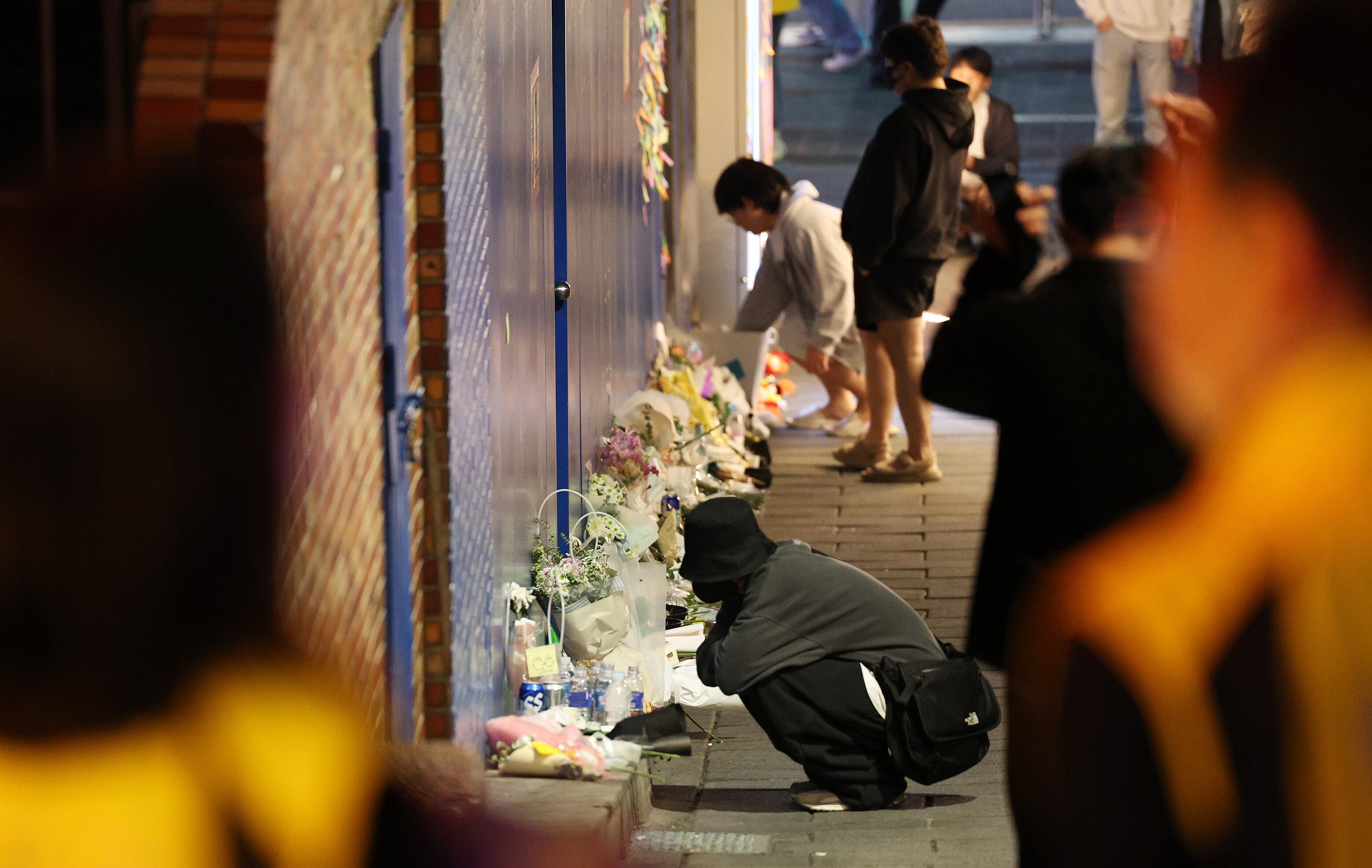 지난해 10월 31일 서울 용산구 이태원 해밀톤호텔 옆 이태원 참사 골목에서 시민들이 지나가고 있다. /뉴스1