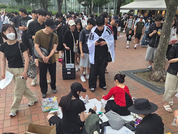 6일 오후 서울 송파구 올림픽공원역 앞에서 20·30 청년들이 태극기를 그리거나 '재선거'라는 문구를 적은 종이를 집회 참여자들에게 나눠주고 있다./독자 제공