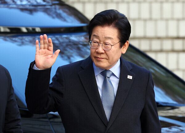 이재명 더불어민주당 대표가 지난달 23일 서울 서초구 서울고등법원에서 열린 공직선거법 위반 혐의 항소심 첫 재판에 출석하며 지지자 등을 향해 인사하고 있는 모습. /뉴시스