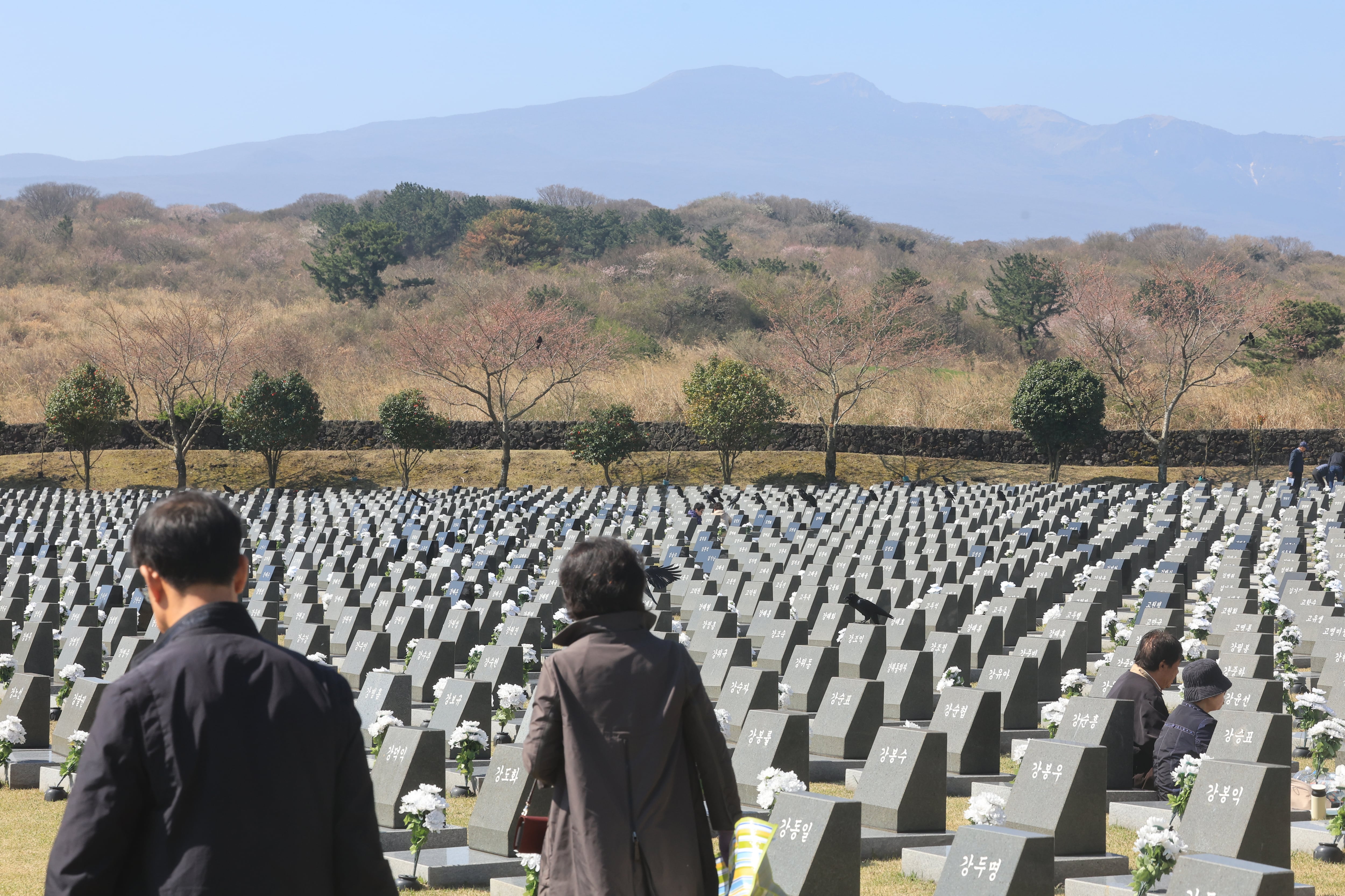 <YONHAP PHOTO-3335> 78년이 흘러도 지워지지 않는 슬픔
(제주=연합뉴스) 박지호 기자 = 제78주년 제주4·3 추념일을 하루 앞둔 2일 오전 제주시 봉개동 제주4·3평화공원 내 행불인 표석을 찾은 유족이 고인을 추모하고 있다. 2026.4.2
jihopark@yna.co.kr/2026-04-02 11:04:51/
<저작권자 ⓒ 1980-2026 ㈜연합뉴스. 무단 전재 재배포 금지, AI 학습 및 활용 금지>