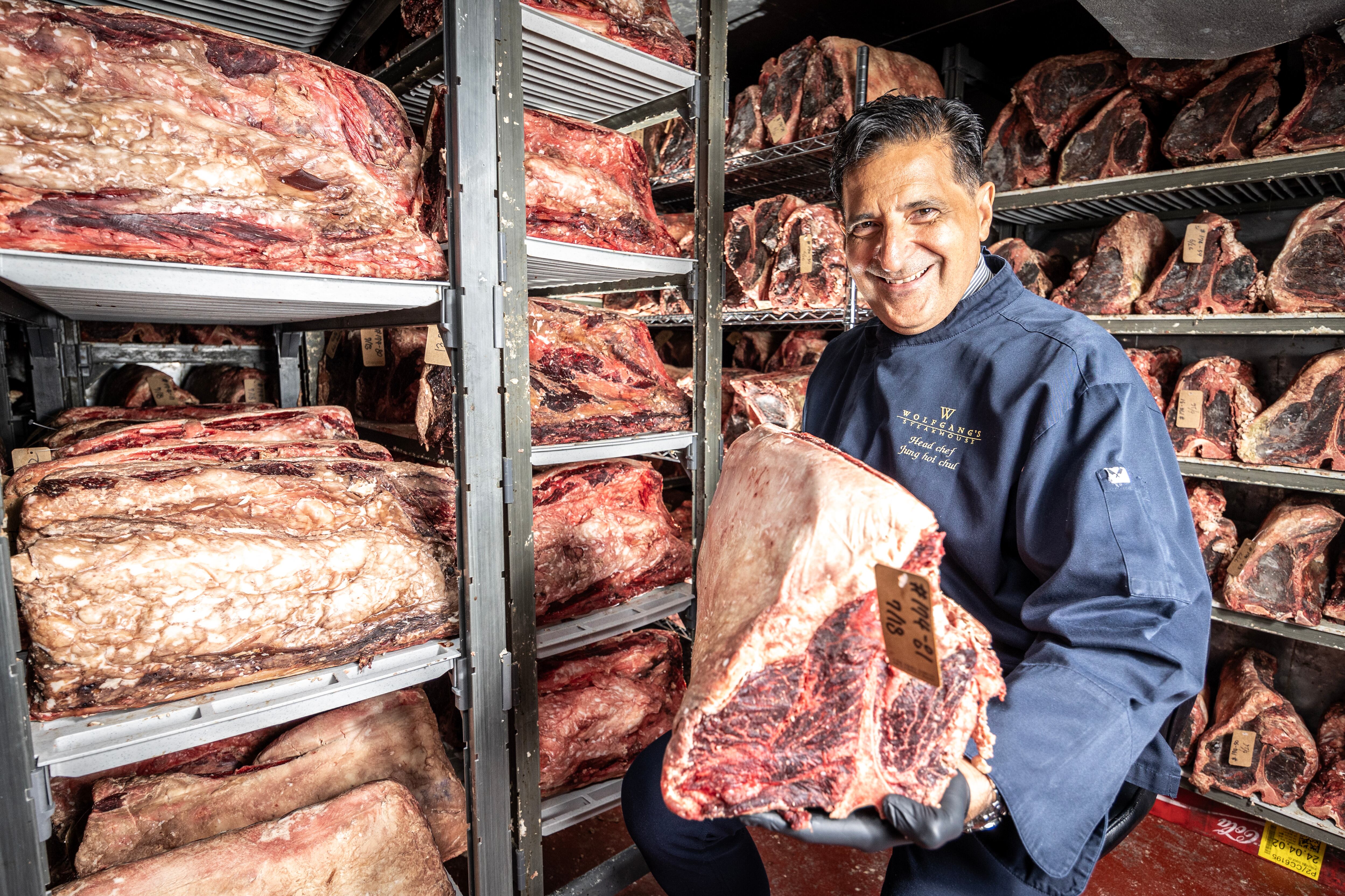 피터 즈위너 울프강 스테이크하우스 대표가 서울 청담동 숙성실에서 드라이에이징 중인 소고기를 들어 보이고 있다. /이신영 영상미디어 기자