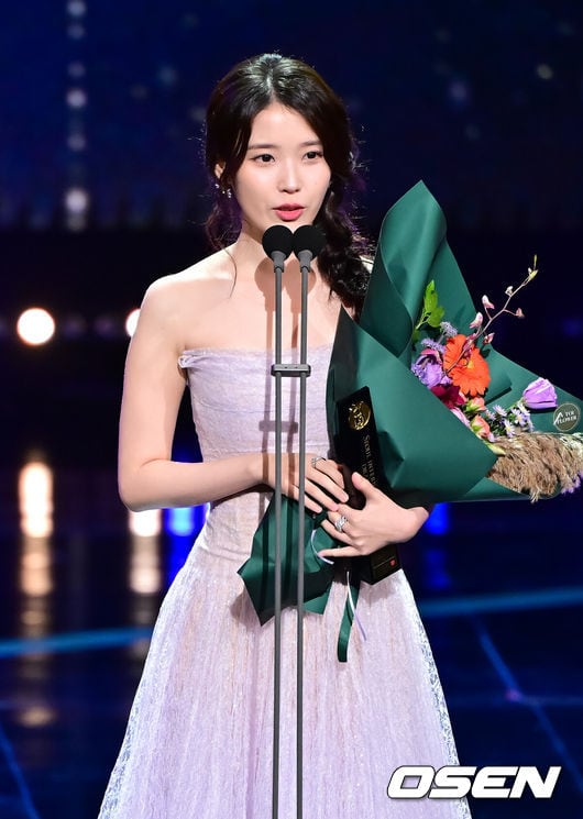 iu green dress IU