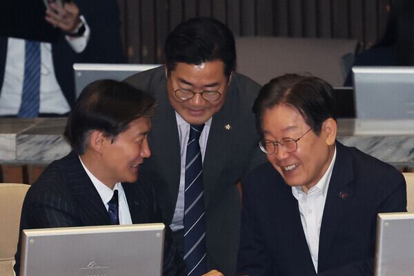 이재명 더불어민주당 대표 후보와 박찬대 원내대표, 조국 조국혁신당 대표가 지난 1일 오후 서울 여의도 국회에서 열린 제416회 국회(임시회) 제2차 본회의에서 대화를 나누고 있다.<BR> /뉴시스