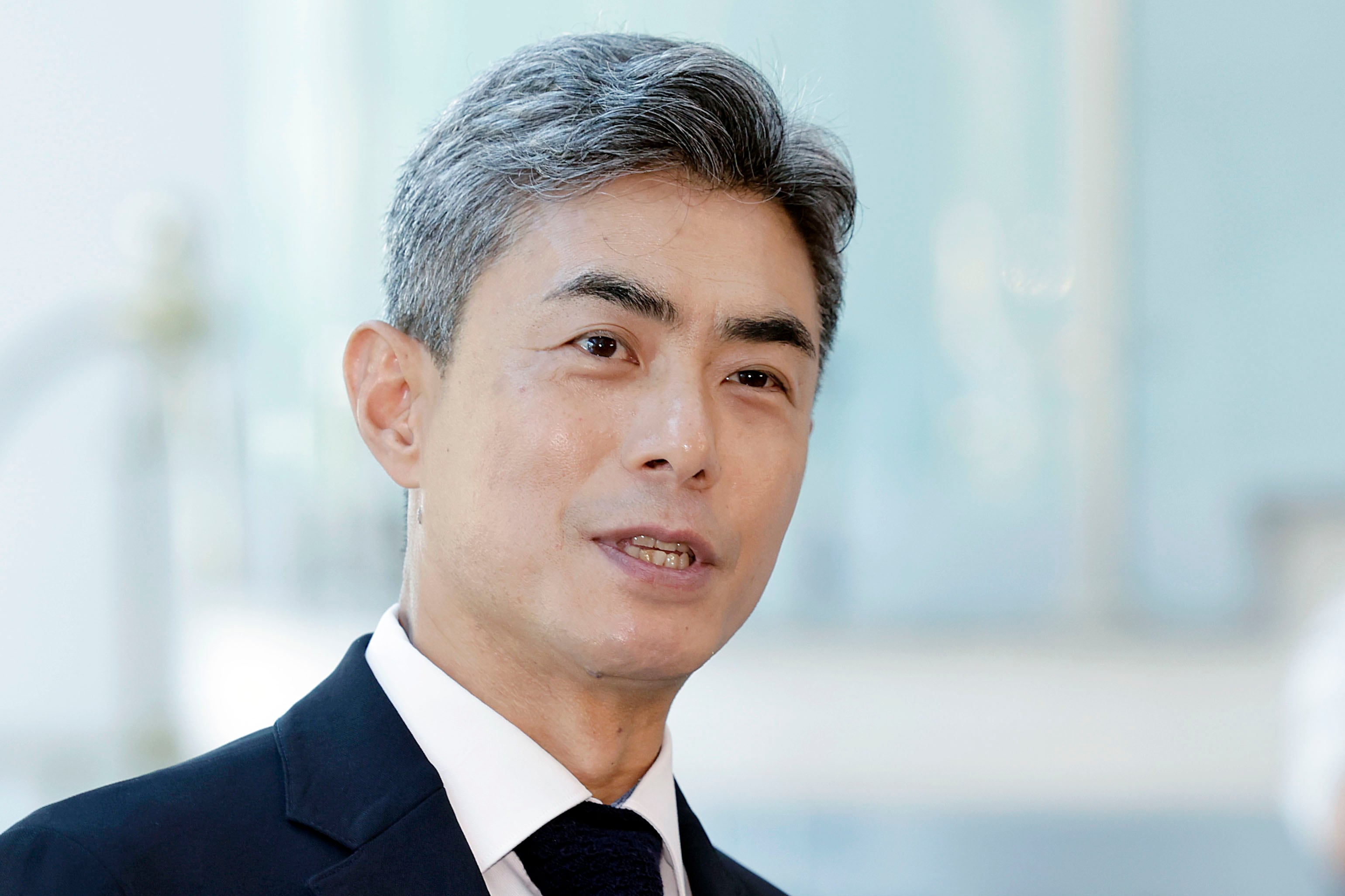 강신철 국방부 장관 후보자가 3일 서울 용산구의 인사청문회 준비 사무실로 출근하며 취재진 질문에 답변하고 있다. /뉴시스