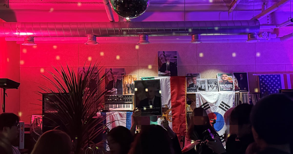 한국 사는 이란인들 하메네이 사망했다고 축배 들고 파티하는 거 봄?