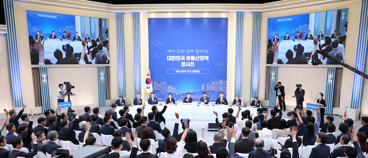 이재명 대통령이 23일 서울 여의도 KBS 별관에서 열린 부동산정책 국민 대토론회에서 발언권을 요청하는 참석자들을 바라보고 있다. /뉴스1