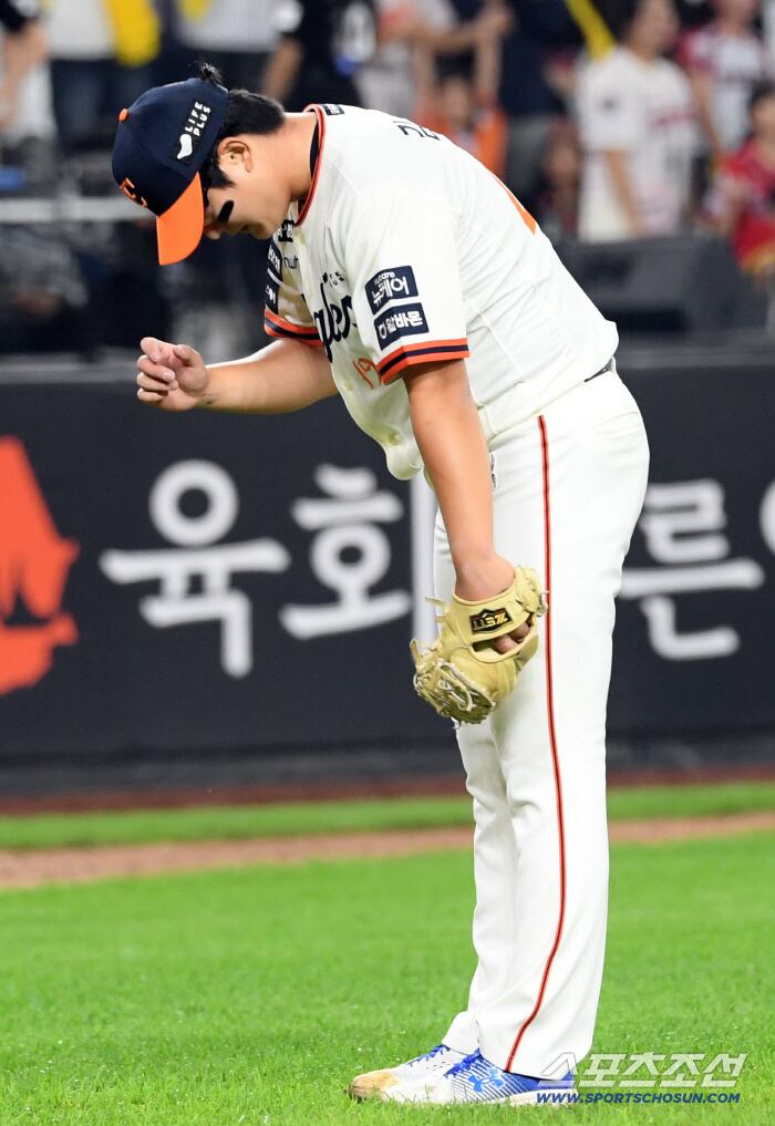 26일 대전 한화생명볼파크에서 열린 한화 이글스와 LG 트윈스의 경기. 승리한 한화 김서현이 포수 이재원에게 깍듯하게 인사하고 있다. 대전=박재만 기자 pjm@sportschosun.com/2025.09.26