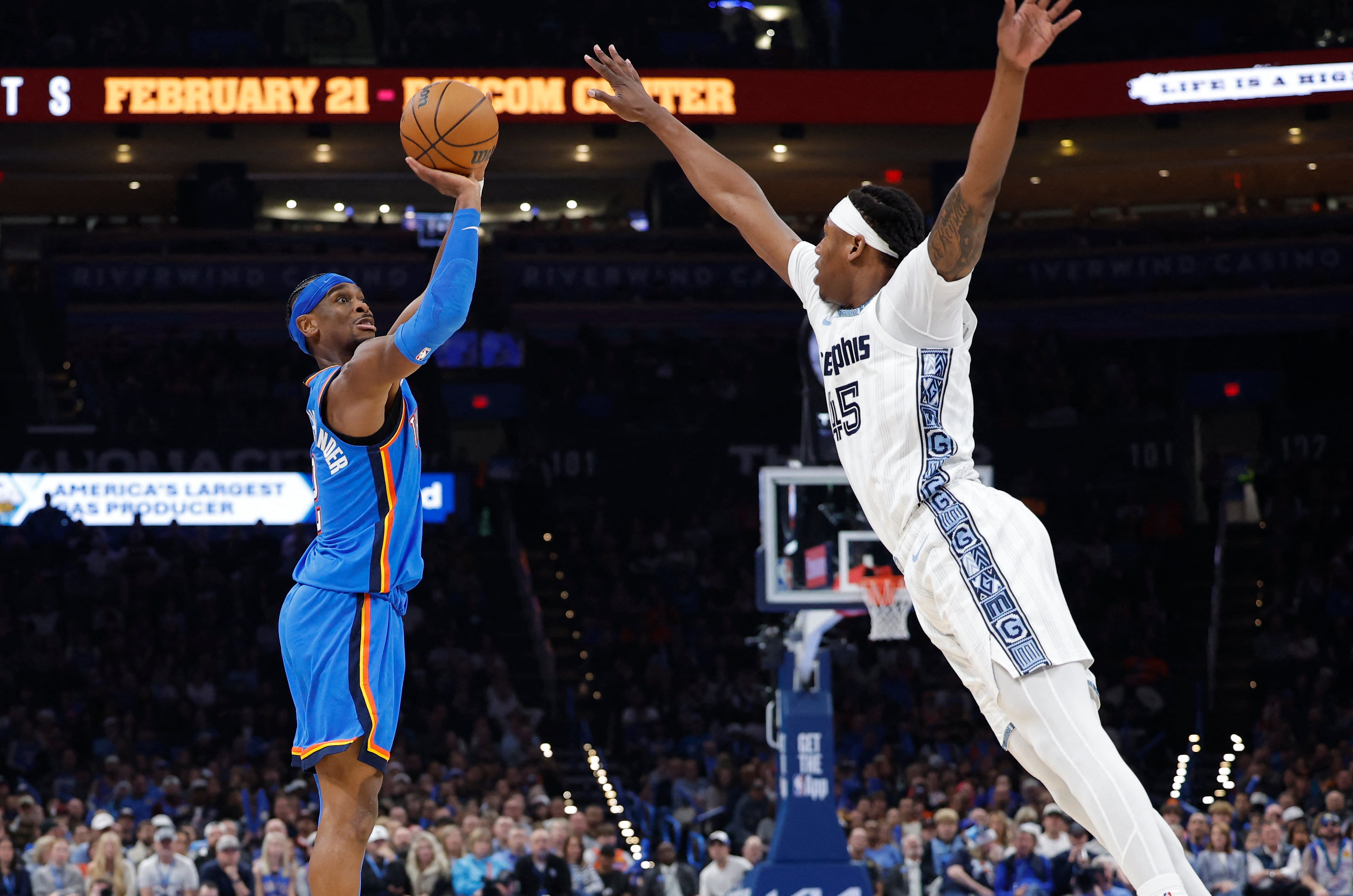오클라호마시티 썬더의 샤이 길저스 알렉산더(왼쪽)가 23일 멤피스 그리즐리스와의 NBA 홈 경기에서 슈팅을 시도하는 모습. /Alonzo Adams-Imagn Images 연합뉴스