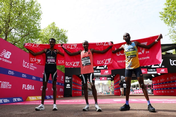 26일 케냐의 사바스티안 사웨(가운데)가 남자 엘리트 경주에서 2위 에티오피아의 요미프 케젤차(왼쪽), 3위 우간다의 제이콥 키플리모와 함께 우승한 후 축하하고 있다. /로이터 연합뉴스
