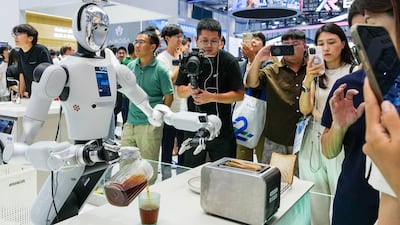 공중제비 대신 ‘상자 뜯기’… 공장 넘어 집안 장악 나선 中 로봇