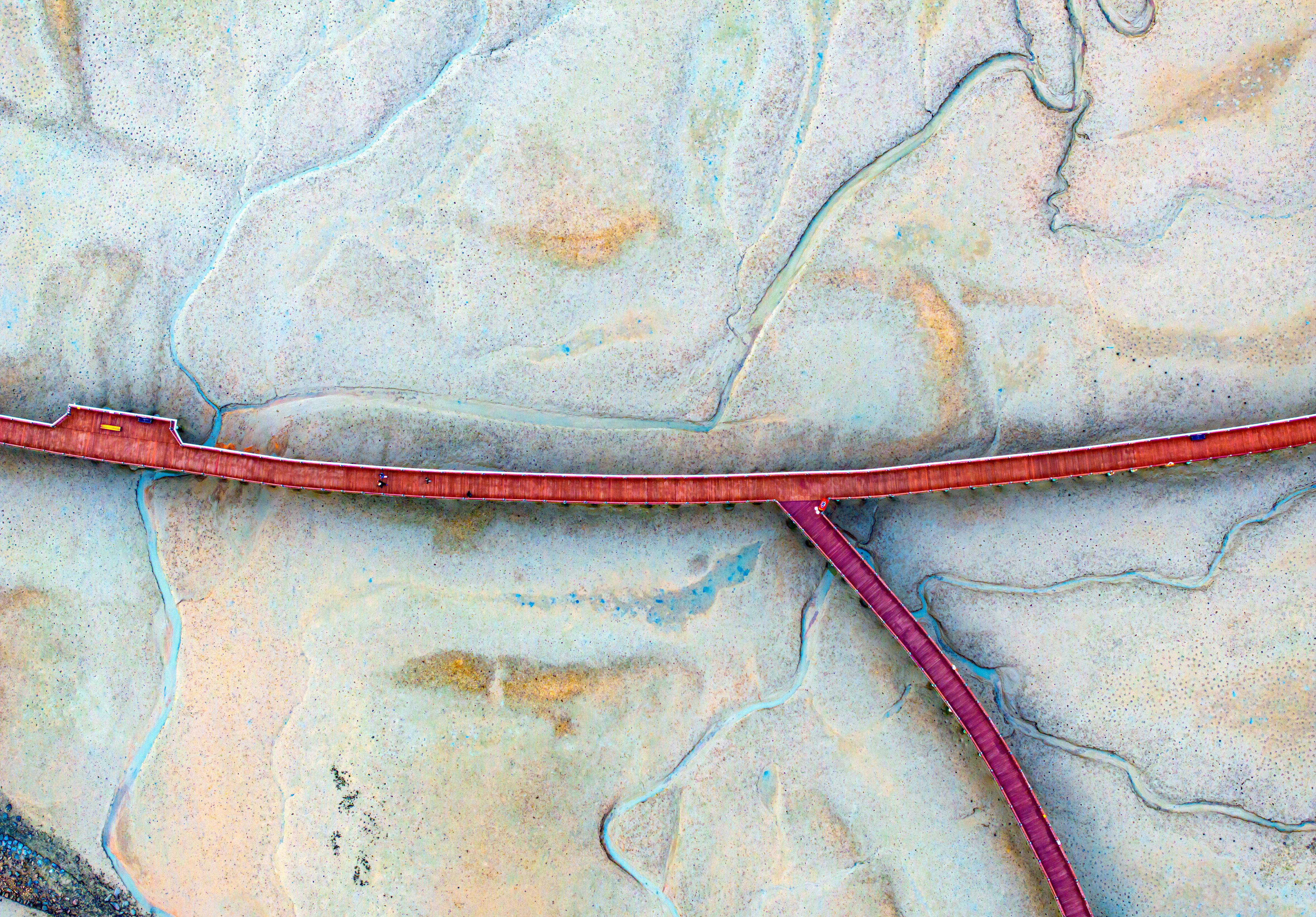 19일 전남 무안군 해제면 무안황토갯벌 탐방로를 하늘에서 내려다 본 풍경. 황토가 바닷물에 스며들어서 황갈색을 띠고 있는 갯벌에 가을을 맞아 다양한 조류가 뒤섞여서 붉은색,녹색, 회색빛이 어우러졌다. /김영근 기자