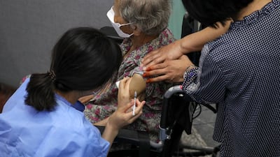 고령층, 접종완료 6개월 지나면 부스터샷 대상