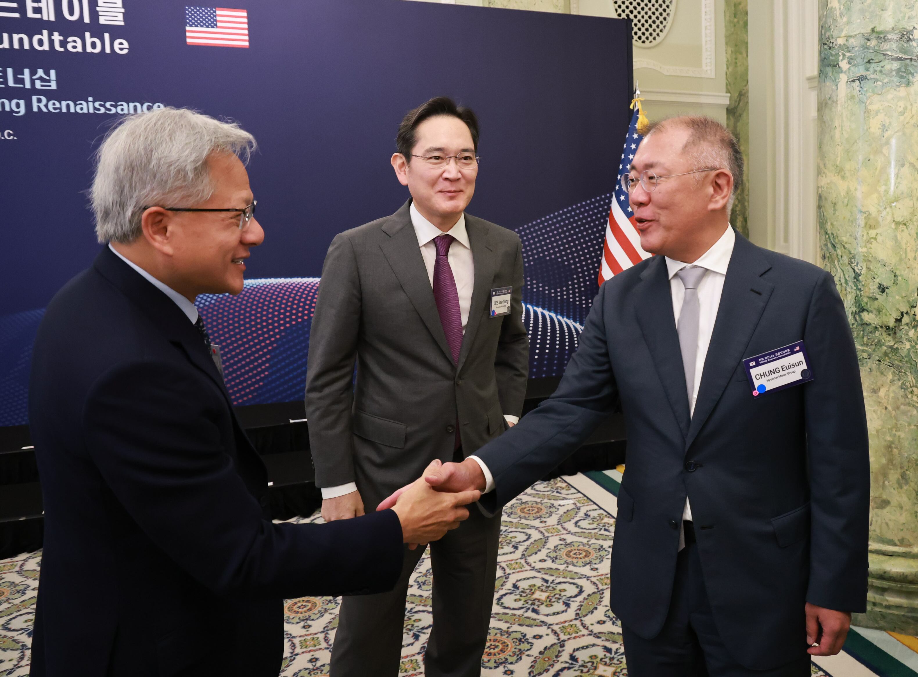 /연합뉴스
지난 8월 워싱턴에서 열린 한미 비즈니스 라운드 테이블에서 이재용 삼성전자 회장, 정의선 현대차그룹 회장이 젠슨 황 엔비디아 최고경영자와 인사하고 있는 모습.
