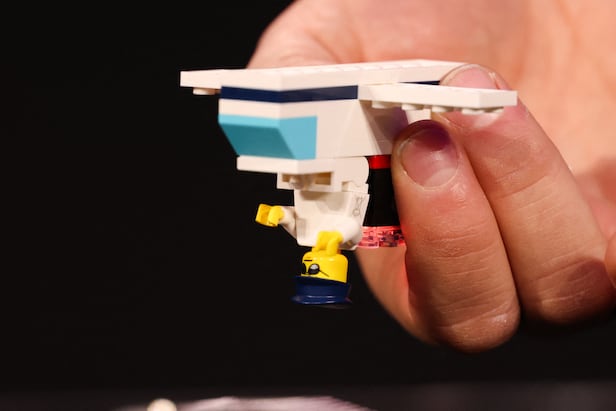 조종사 피규어가 장착된 비행기 모양의 레고를 '스마트 브릭'을 달고, 뒤집었더니 사람의 비명소리가 울려퍼졌다. 레고는 5일(현지 시각) 미 라스베이거스 만달레이 베이 호텔 컨벤션 센터에서 열린 ‘CES 2026’ 프레스 콘퍼런스에서 '스마트 브릭'과 '스마트 플레이 시스템'을 공개했다./AFP 연합뉴스