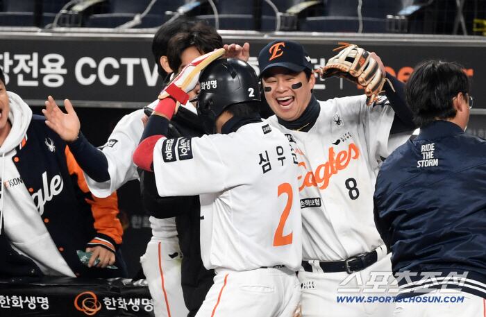 29일 대전 한화생명볼파크에서 열린 한국시리즈 3차전 한화 이글스와 LG 트윈스의 경기. 8회말 2사 2,3루 한화 최재훈의 적시타 때 득점한 심우준, 황영묵이 동료들과 하이파이브를 하고 있다. 대전=박재만 기자 pjm@sportschosun.com/2025.10.29