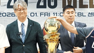 무명의 초보 감독이냐, 스타 출신 베테랑 감독이냐