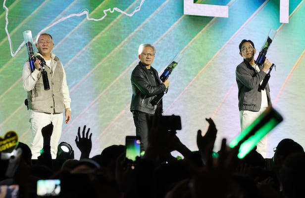 젠슨 황 엔비디아 최고경영자(CEO)가 30일 오후 서울 강남구 코엑스에서 열린 엔비디아 그래픽카드(GPU) ‘지포스’의 한국 출시 25주년 행사에서 단상에 올라 이재용 삼성전자 회장과 정의선 현대차그룹 회장과 퍼포먼스를 하고 있다./장경식 기자