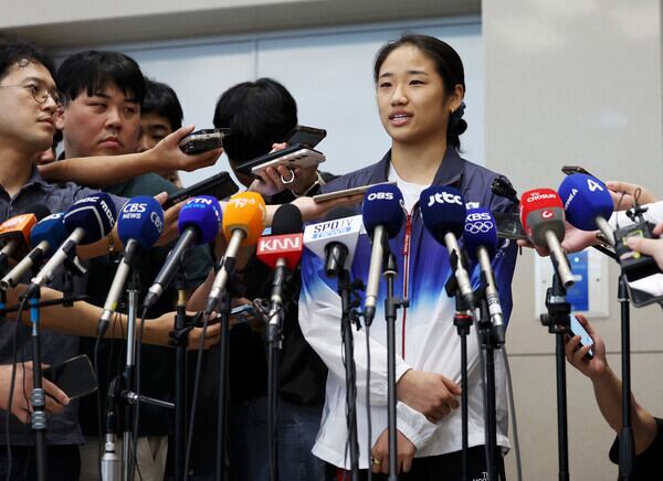 2024 파리올림픽 배드민턴 여자 단식에서 금메달을 획득한 안세영 선수가 지난 7일 오후 인천국제공항 제2여객터미널을 통해 귀국한 뒤 취재진 질문에 답하고 있다./뉴시스