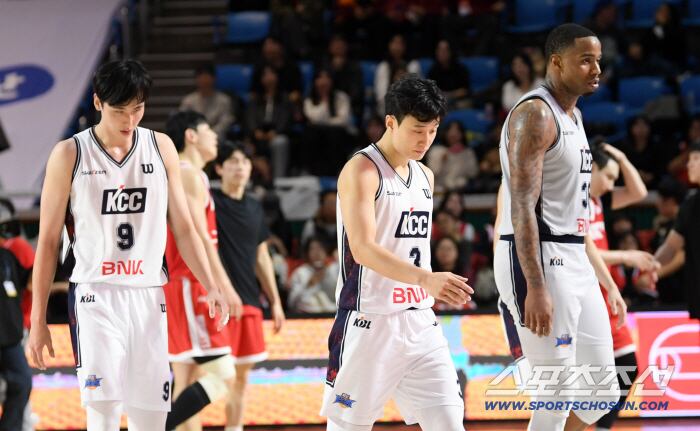 4일 잠실학생체육관에서 열린 프로농구 서울 SK와 부산 KCC의 경기. 패한 KCC 선수들이 아쉬워하고 있다. 잠실=박재만 기자 pjm@sportschosun.com/2025.11.04