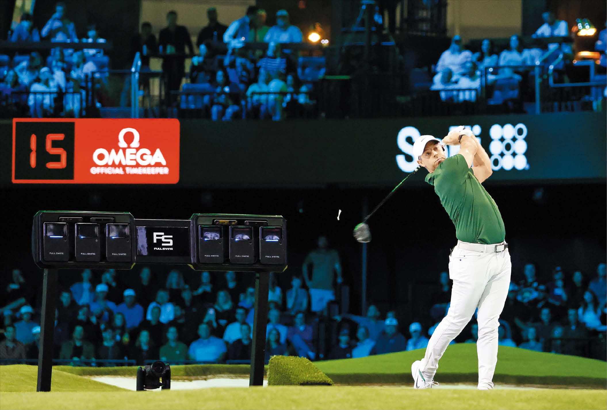 로리 매킬로이가 지난 1월 미국 플로리다 팜비치 가든스에서 열린 스크린 골프 리그 ‘TGL’ 경기에서 힘찬 드라이버 샷을 날리고 있다. 다음 달 10일 개막하는 마스터스에서 2연패(連覇)에 도전하는 매킬로이는 본지 인터뷰에서 “우승에 대한 내 동기 부여는 여전히 강력하다”고 했다./게티이미지코리아