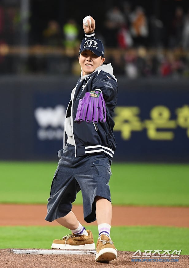 23일 광주 기아 챔피언스필드에서 열린 삼성과 KIA의 한국시리즈 2차전. BTS 제이홉이 경기 전 시구하고 있다. 광주=정재근 기자 cjg@sportschosun.com/2024.10.23