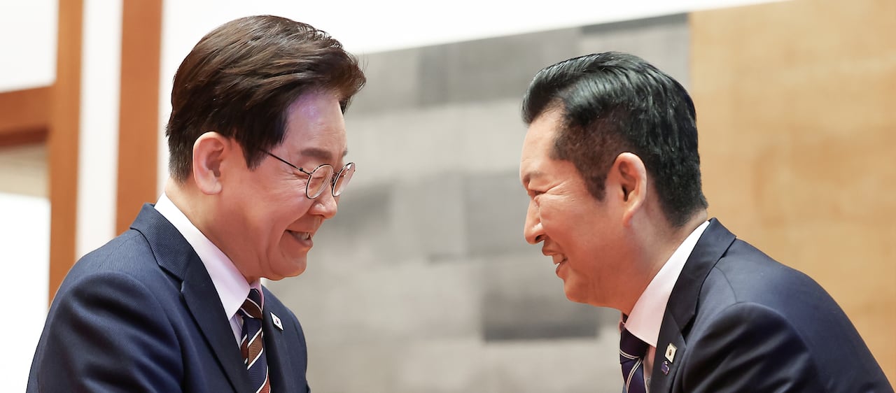 이재명 대통령과 정청래 더불어민주당 대표가 지난 4월 청와대에서 열린 여야정 민생경제협의체 회담 및 오찬에서 악수하고 있다. /뉴스1