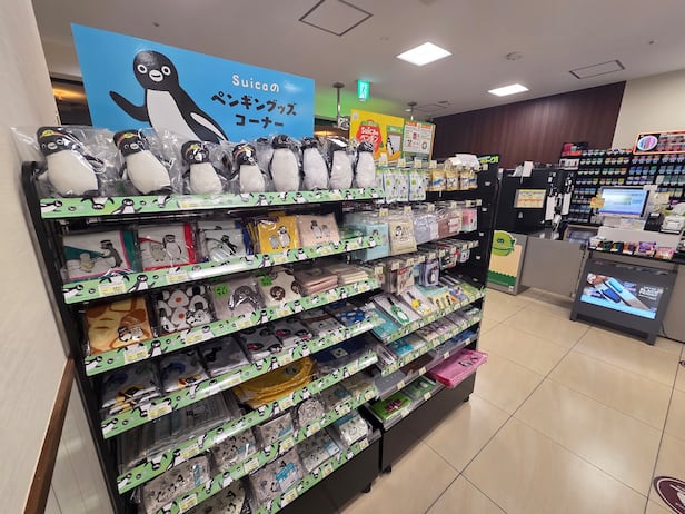 27日、日本・港区のコンビニ「NewDays」に「Suicaのペンギン」限定商品が陳列されている。／キム・ドンヒョン特派員