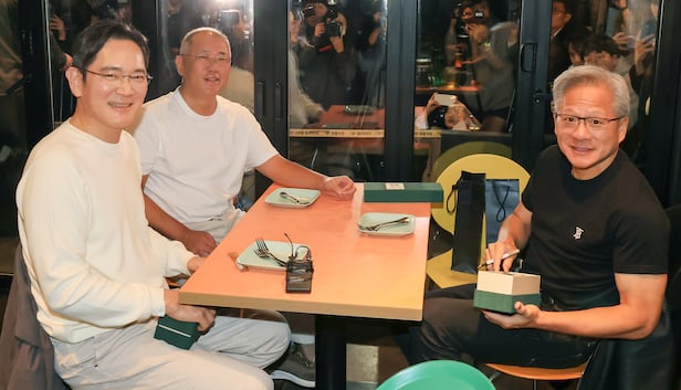 젠슨 황 엔비디아 최고경영자(CEO)와 이재용 삼성전자 회장, 정의선 현대차그룹 회장이 30일 서울시내 한 치킨집에서 '치맥회동'을 하고 있다. /장경식 기자