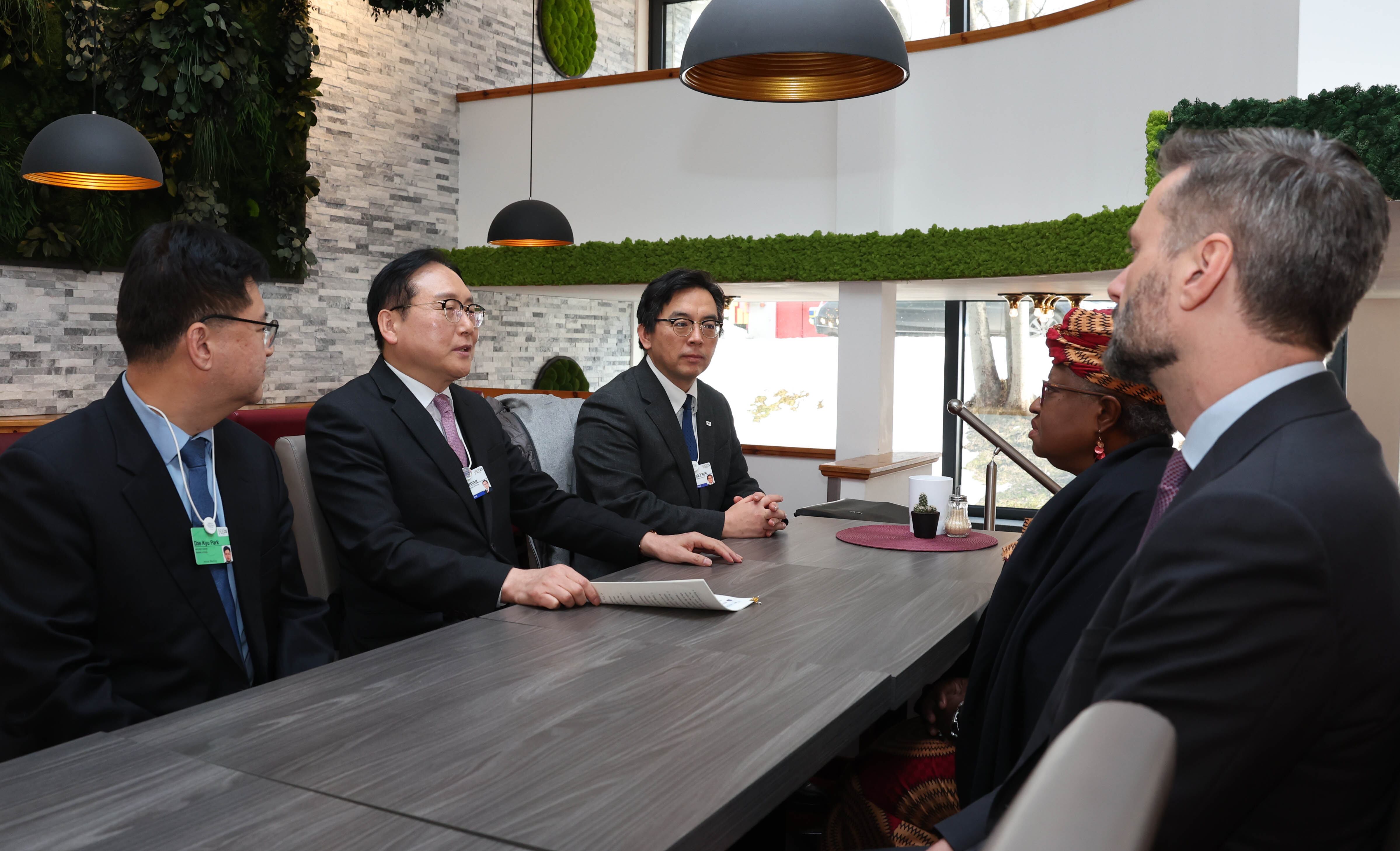 정인교 산업통상자원부 통상교섭본부장이 24일(현지 시각) 스위스 다보스에서 응고지 오콘조-이웰라 세계무역기구(WTO) 사무총장과 면담하고 있다. /산업부
