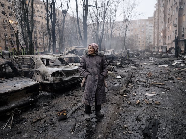 러시아군이 지난 8일 집중 포격한 우크라이나 동부 도네츠크주 크라마토르스크 지역의 주민이 주변을 둘러보고 있다. 이 지역은 우크라이나 동부 방어선의 핵심 거점이다. 러시아군은 최근 전선 인근 민간 지역에 포격 강도를 높이고 있다./EPA 연합뉴스
