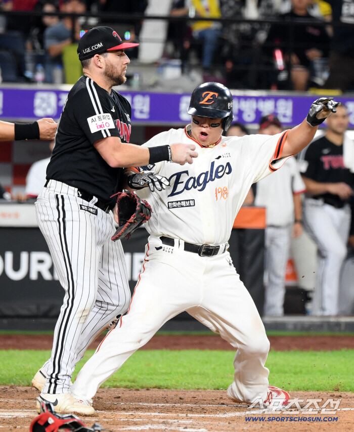 26일 대전 한화생명볼파크에서 열린 한화 이글스와 LG 트윈스의 경기. 7회말 1사 2,3루 한화 하주석 번트 때 런다운에 걸렸던 3루 주자 노시환이 득점에 성공하고 있다. 대전=박재만 기자 pjm@sportschosun.com/2025.09.26