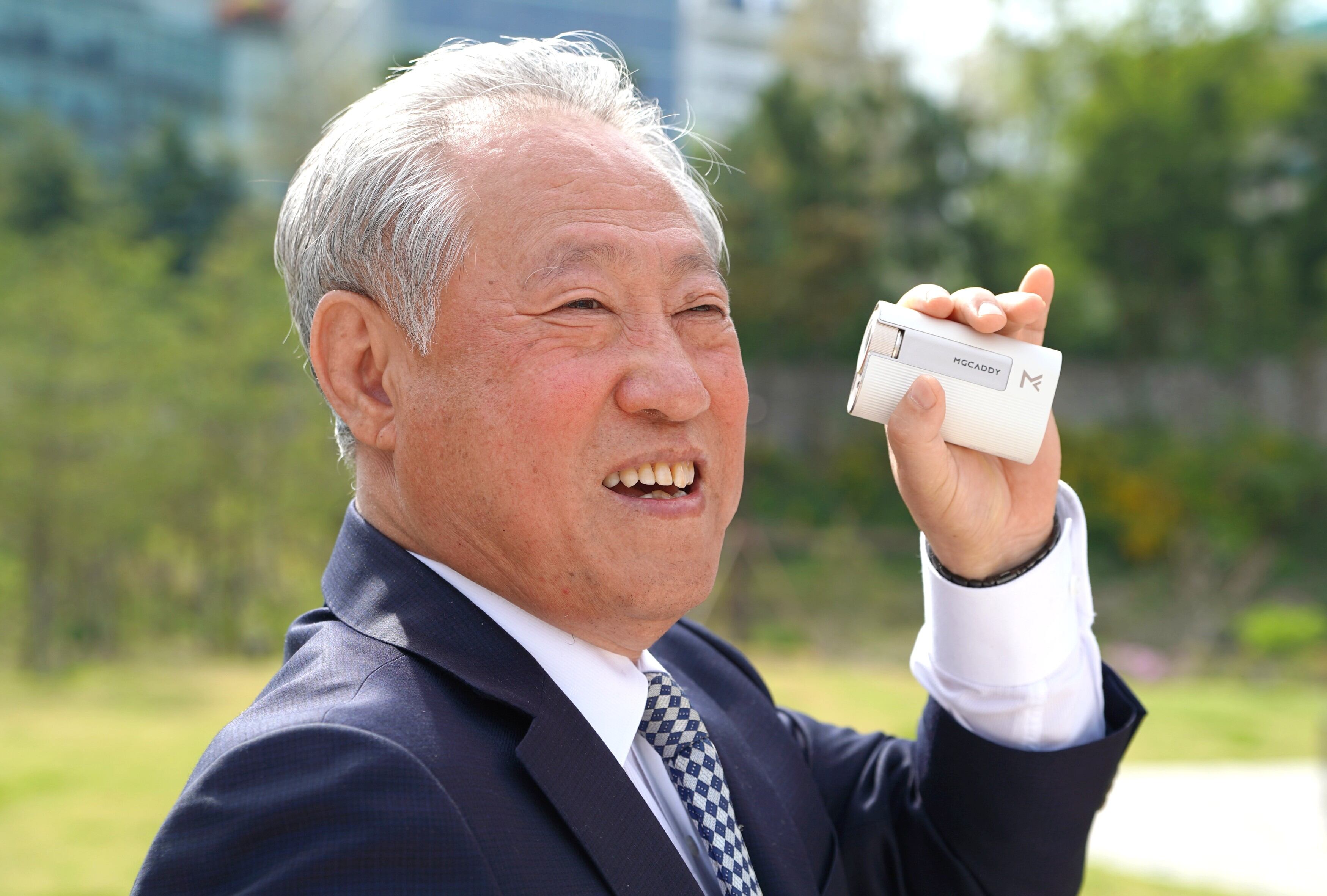 “1800억원 회사 팔아, 인생 마지막 개발한 것이 거리측정기” – 폰테크 달인