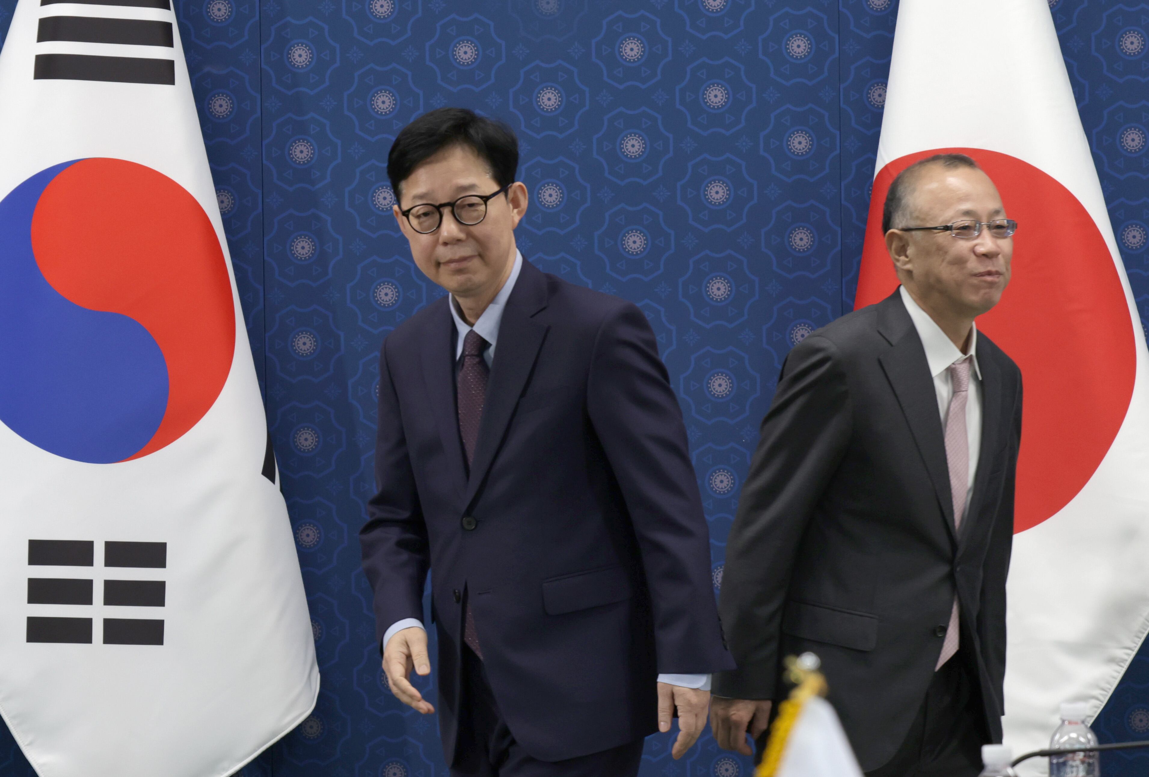 박윤주(왼쪽) 외교부 1차관과 후나코시 다케히로 일본 외무성 사무차관이 7일 정부서울청사에서 열린 제16차 한일 외교차관 전략대화에 앞서 기념 촬영을 마친 후 각자의 자리로 이동하고 있다. 지난 6월 이재명 정부가 출범한 뒤 한일 외교차관 전략대화가 열린 것은 이번이 처음이다./연합뉴스