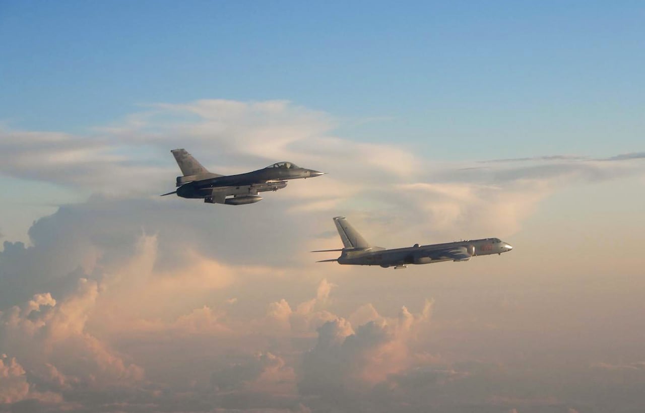 중국 전략폭격기 훙-6(오른쪽 아래)가 대만 공역을 침범해 들어오자 대만군 F-16 전투기가 출격해 대응하고 있다. /대만 국방부
