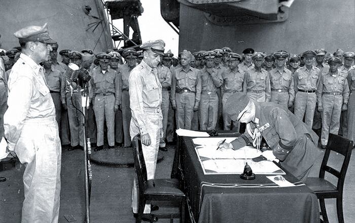 미주리호서 연합군에 항복하는 日 육군대장 - 1945년 9월 2일 미국 전함 미주리호 선상에서 일본 육군을 대표해 우메즈 요시지로 대장이 항복 문서에 서명하고 있다. /게티이미지코리아
