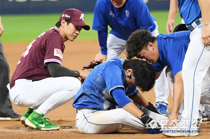 25일 대구 라이온즈파크에서 열린 삼성 라이온즈와 키움 히어로즈 경기. 6회말 1사 1,2루 삼성 김성윤 2루 땅볼 때 3루로 향하던 이재현이 키움 송성문과 충돌 후 통증을 호소하고 있다. 대구=박재만 기자 pjm@sportschosun.com/2025.09.25