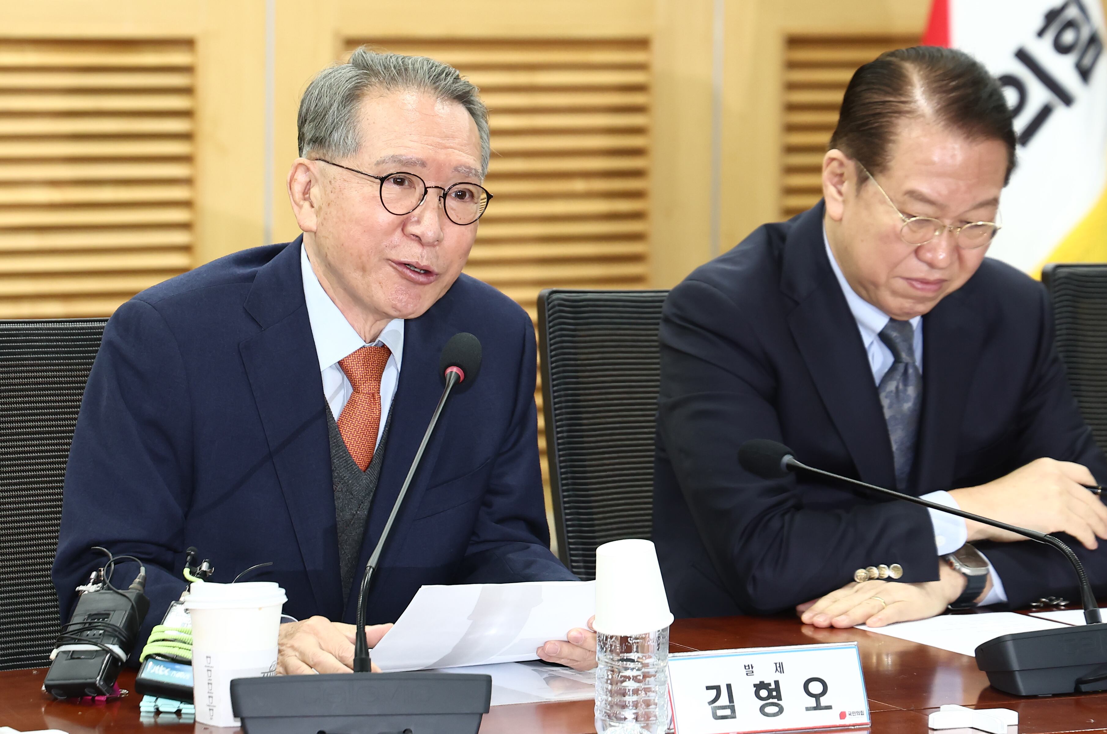 김형오 전 국회의장이 13일 오전 서울 여의도 국회 의원회관에서 열린 전략기획특별위원회 1차 세미나 '국민의힘, 어디로 가야 하는가?'에서 인사말을 하고 있다. 오른쪽 권영세 비대위원장./뉴스1