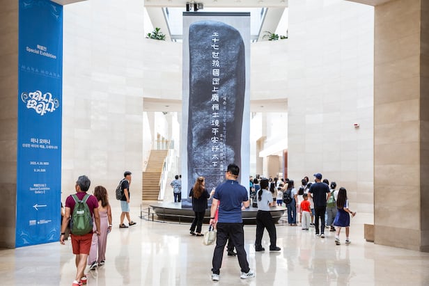 국립중앙박물관 상설 전시관 로비인 ‘역사의 길’에 실물 크기로 재연한 ‘디지털 광개토대왕릉비’. /김종연 영상미디어 객원기자