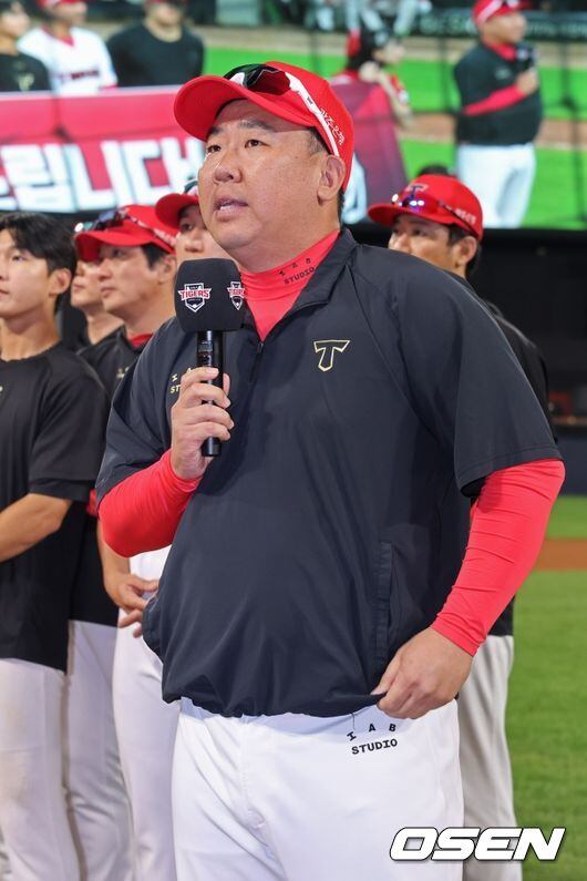 폰테크 달인 “우승→8위 새드엔딩’ 마이크 잡은 이범호 감독의 결기 “내년엔 광주에서 반드시 가을야구하겠습니다”
