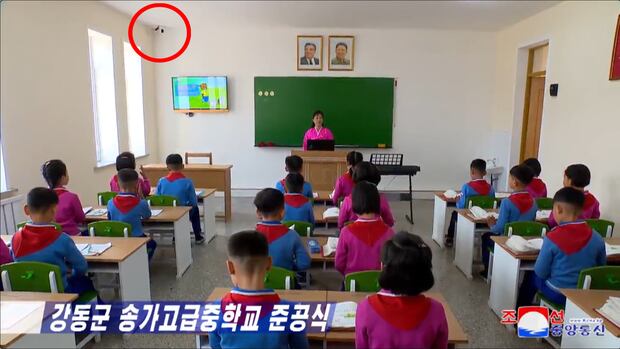 북한 평양 강동군에 새로 준공된 송가고급중학교 과학실 모습. 감시 카메라가 설치돼 있다. /조선중앙통신 연합뉴스