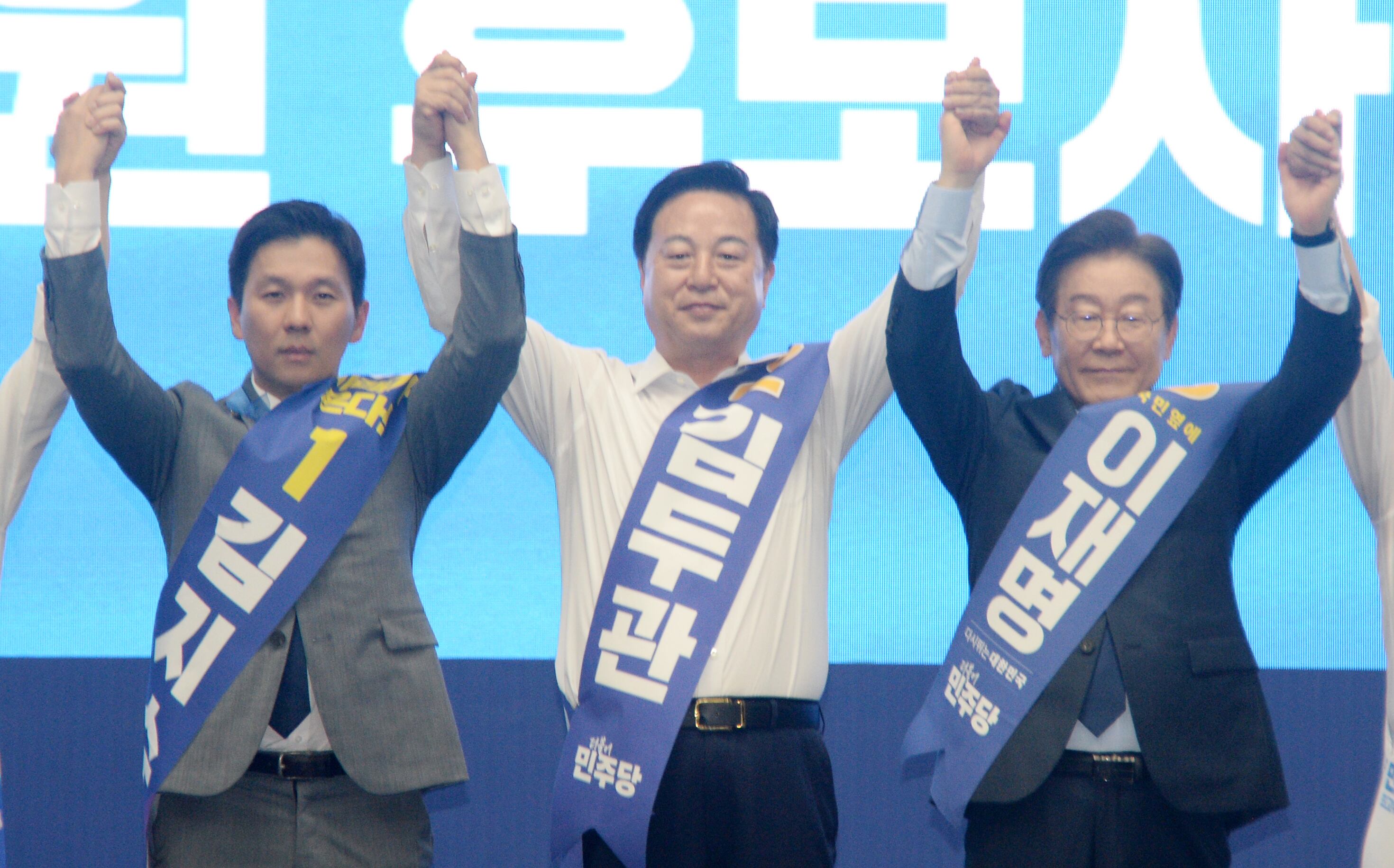 3일 전북 익산시 원광대 문화체육관에서 열린 더불어민주당 전당대회 전북 지역 합동 연설회에서 민주당 당대표 후보들이 당원들에게 인사하고 있다. 왼쪽부터 김지수, 김두관, 이재명 후보. /뉴시스