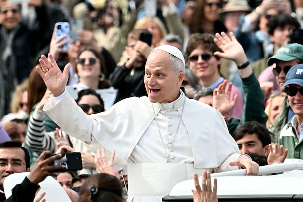 교황 레오 14세가 29일 바티칸 성 베드로 광장에서 열린 종려주일 미사를 집전한 뒤 광장을 떠나며 신자들에게 인사하고 있다./AFP 연합뉴스