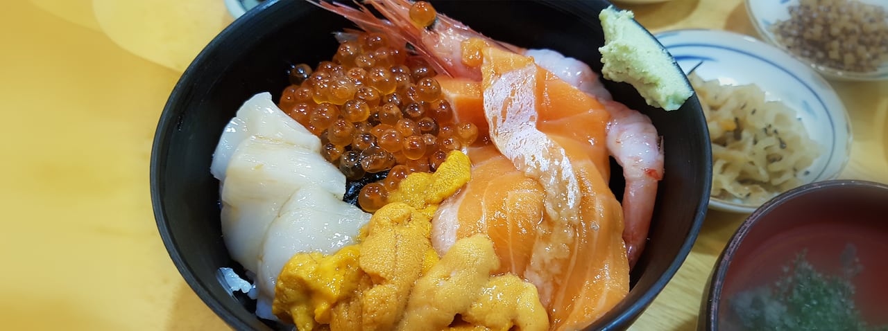 돈부리요코쵸시장(どんぶり横丁市場) 아지도코로 챠무(朝市の味処 茶夢)의 연어알, 성게, 새우, 가리비, 연어를 올린 타이료우돈(大漁丼). /사진=조상제