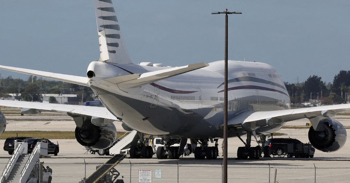 카타르 왕실 소유 보잉 747-8 항공기 앞에서 트럼프