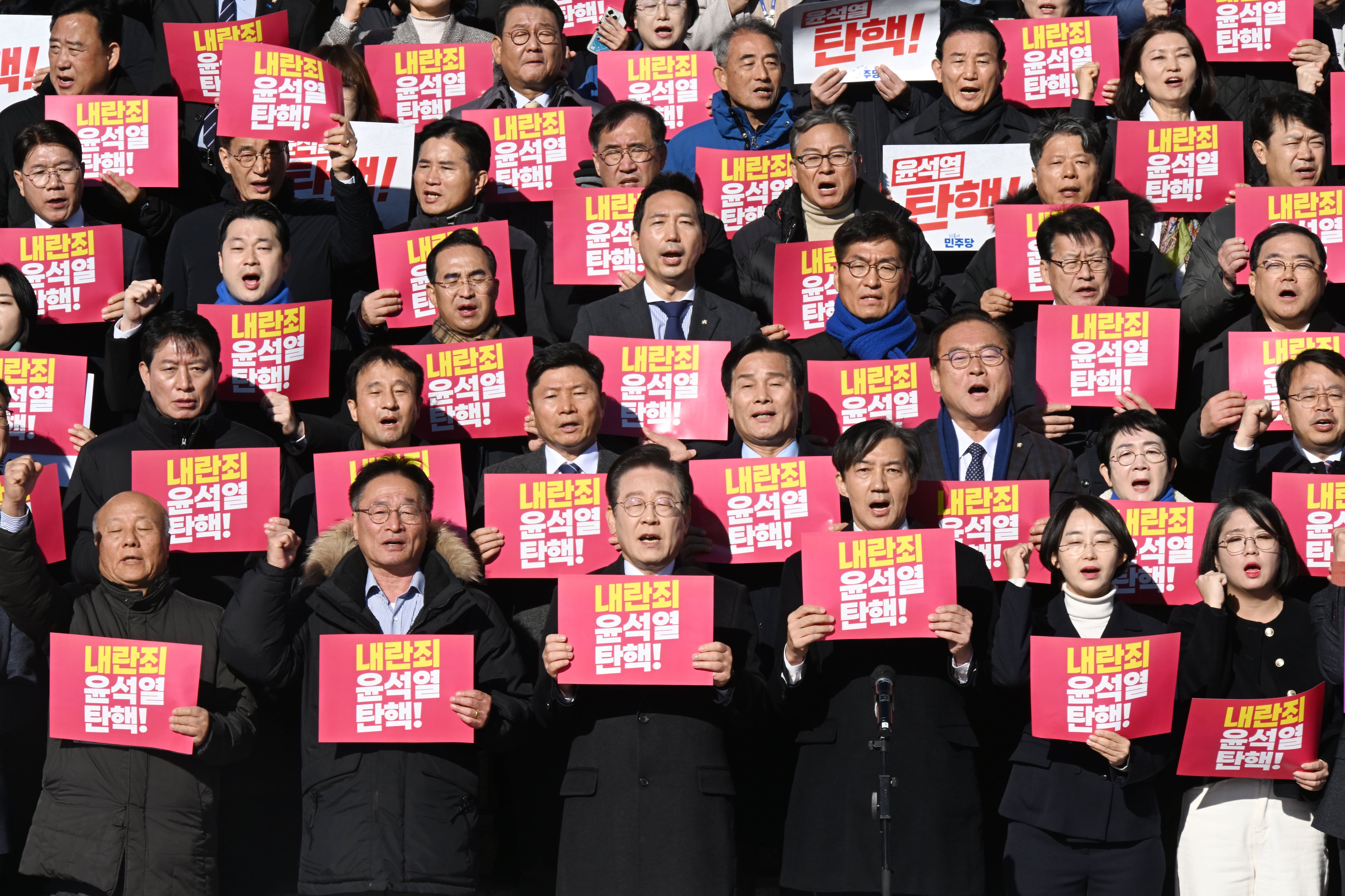 이재명 더불어민주당 대표 등 야당 의원들이 6일 국회 본청 앞에서 윤석열 대통령 탄핵 소추안 가결 촉구 기자회견을 열어 구호를 외치고 있다. /이덕훈 기자