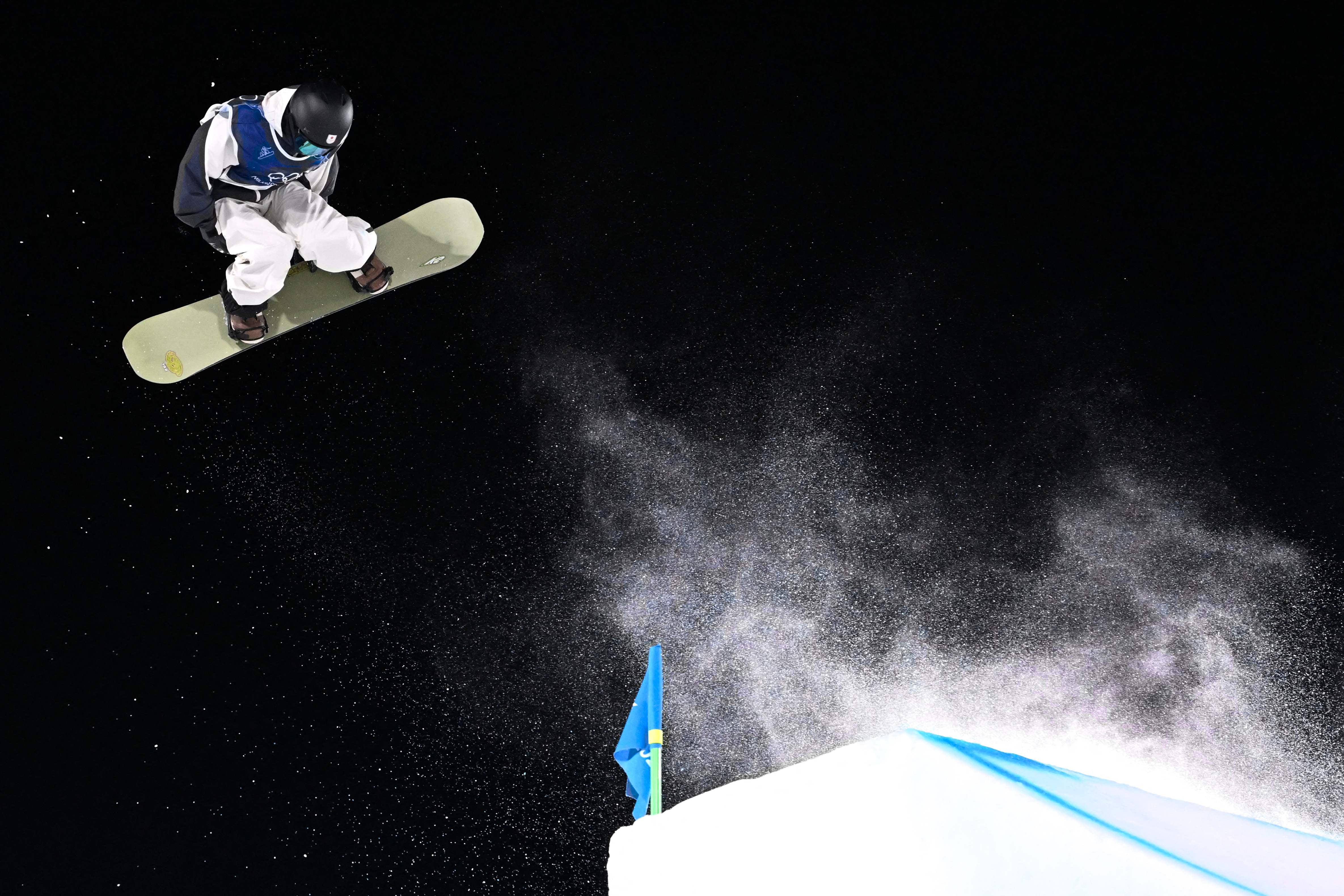 일본의 료마 키마타가 7일 열린 2026 밀라노 코르티나 올림픽 스노보드 빅에어 결승전에서 연기를 선보이는 모습/AFP 연합뉴스