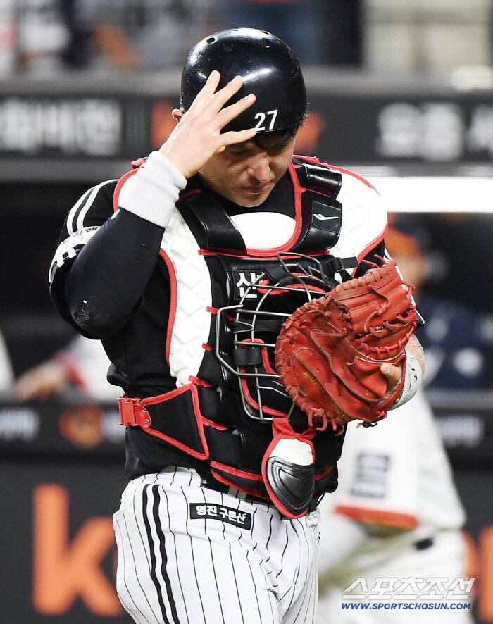 29일 대전 한화생명볼파크에서 열린 LG-한화전. 3회말 2사 2루 노시환의 안타 때 문현빈이 홈으로 쇄도했다. 심판은 아웃을 선언했지만, 비디오판독에 의해 세이프로 정정됐다. 박동원이 아쉬워하고 있다. 대전=정재근 기자 cjg@sportschosun.com/2025.9.29